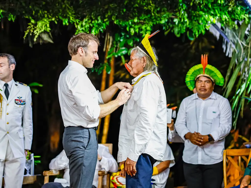 O presidente da França, Emmanuel Macron, durante encontro com lideranças indígenas e cerimônia de condecoração do líder indígena Raoni, na Ilha do Combu. Belém - PA. Foto: Ricardo Stuckert / PR