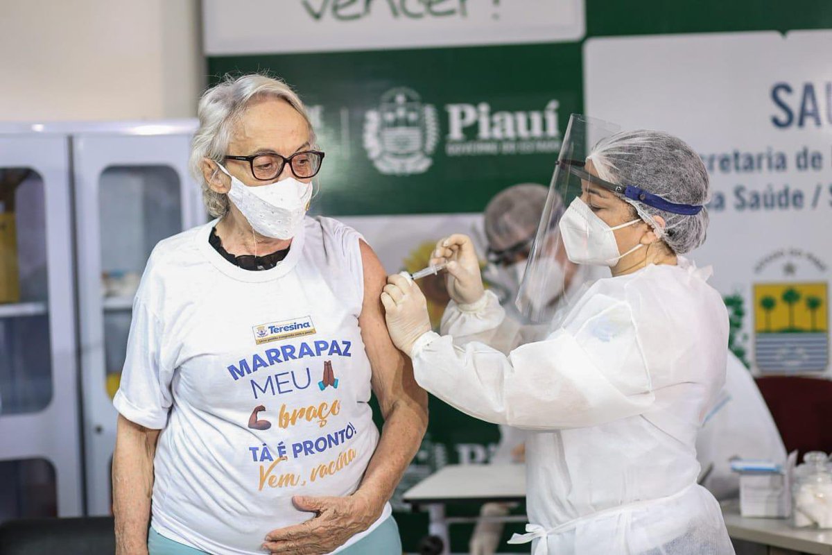 A médica Amariles Borba uso camiseta para valorizar a vacinação