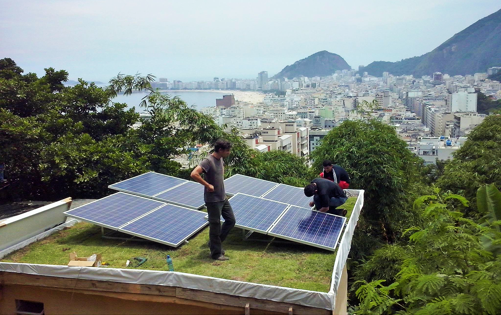 Projeto promove a instalação de painéis solares no Morro da Babilônia, no Rio de Janeiro (Foto: RevoluSolar/Reprodução)