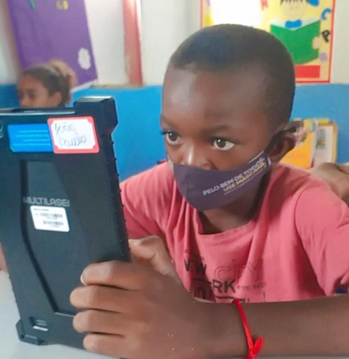 No primeiro dia de aula após dois anos, criança do Mimbó usa tablet e internet para estudar e pesquisar