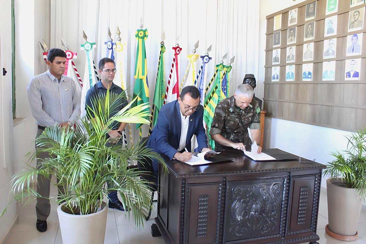 Nouga Cardoso assina convênio firmado com o Exército