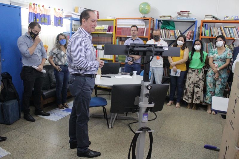 O equipamento pode ser utilizado pelos professores em aulas remotas, conferências e outras atividades que necessitem de transmissão digital de qualidade