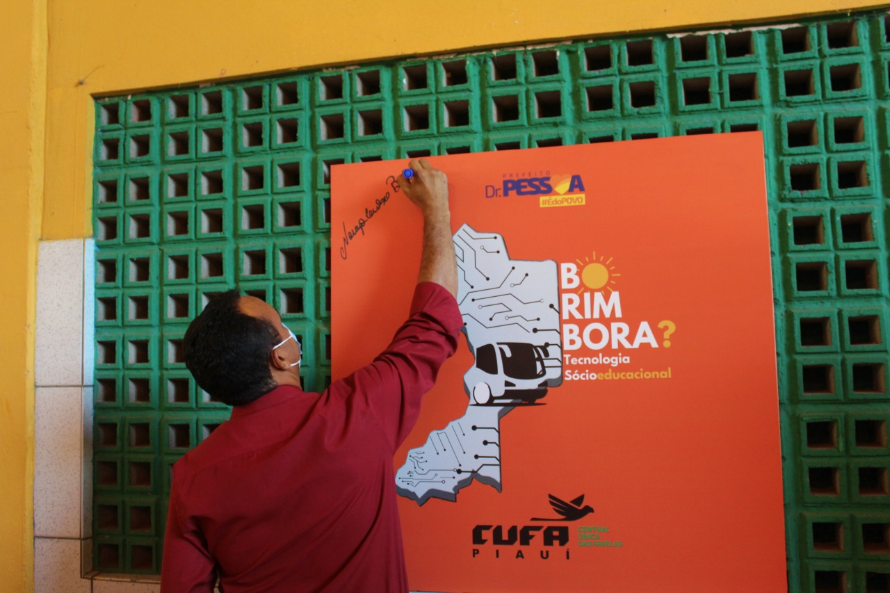 O secretário municipal de Educação em Teresina, Nouga Cardoso, assinou o quadro simbólico de parceria entre Semec e a CUFA