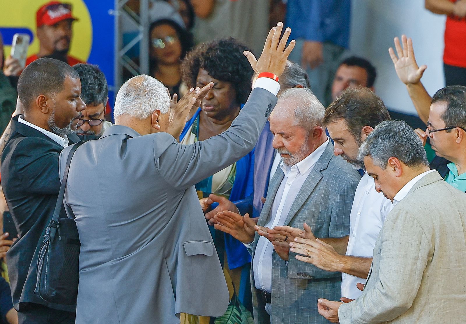 Foto: Ricardo Stuckert. Lula é abraçado pelo evangélicos no Rio de Janeiro