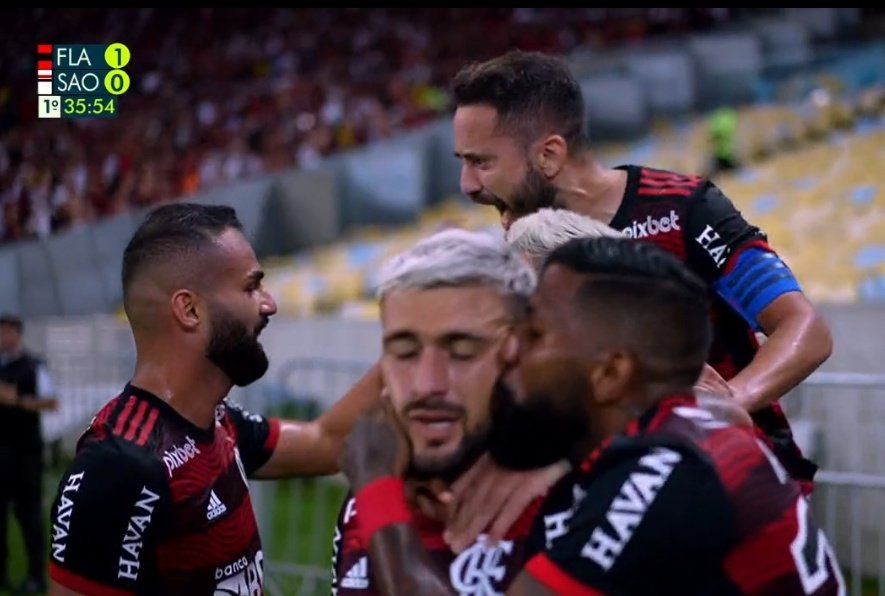 Tropa do calvo! Rodinei e Léo Pereira aplicam trote em joia da base do  Flamengo - Vídeos - Gazeta Esportiva.com