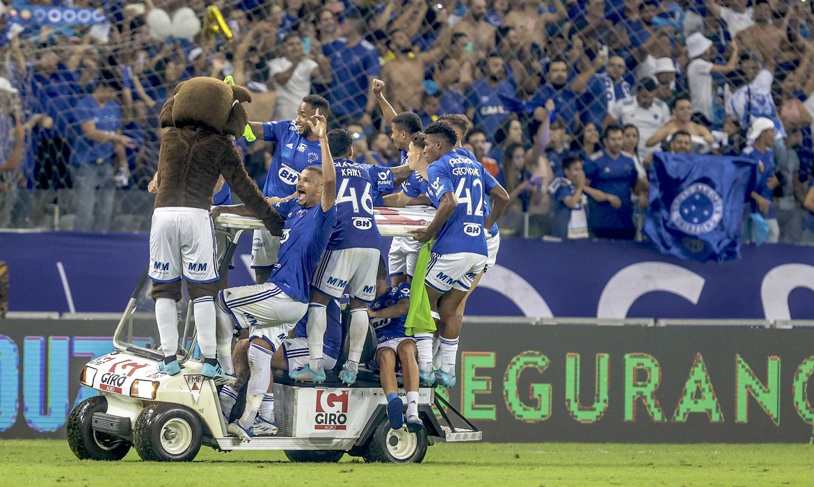 Cruzeiro: inauguração de loja oficial tem grande público e cobrança de  torcedor