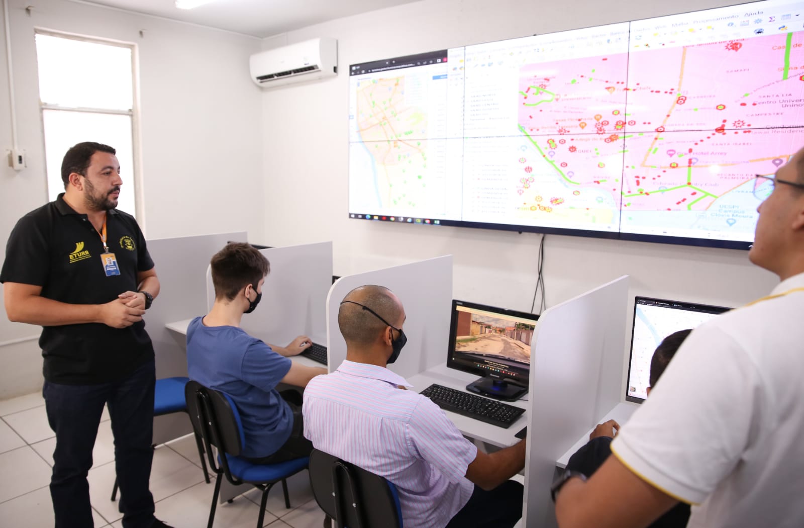 O sistema fará o monitoramento das equipes de iluminação pública e de asfalto em tempo real Fotos: Dantércio Cardoso / SEMCOM