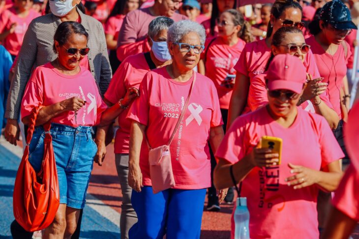 A governadora Regina Sousa participou neste domingo da caminhada do Outubro Rosa e reforçou a luta contra o câncer de mama