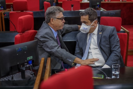 O deputado João Mádison, da esquerda, é o autor do projeto que acaba a reeleição de membros da Mesa Diretora do Poder Legislativo