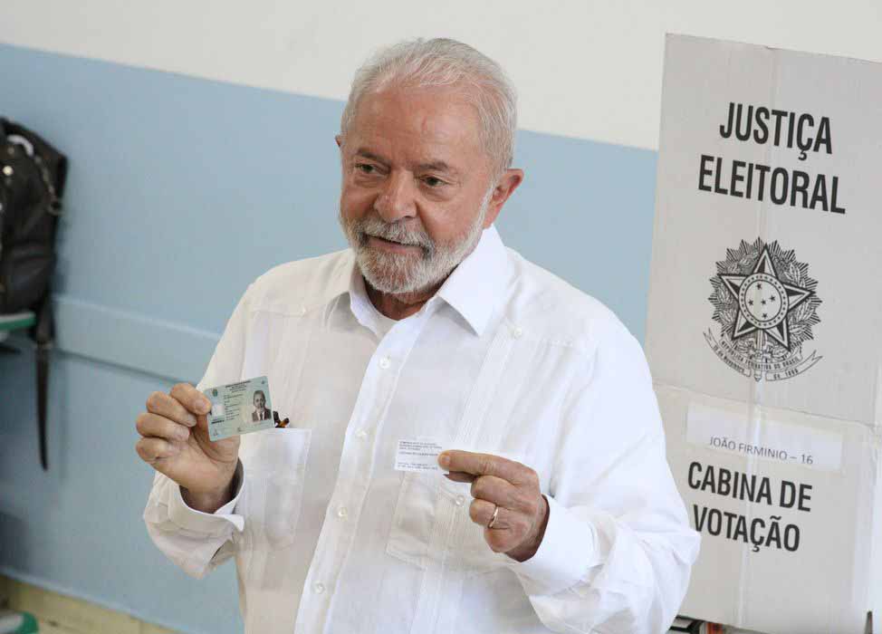 Lula votou em São Bernardo do Campo e falou rapidamente com a imprensa sobre os planos iniciais caso seja eleito neste domingo. Foto: ROVENA ROSA/AGÊNCIA BRASIL