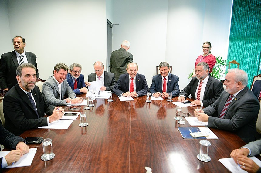 Reunião da equipe de transição do novo governo com o relator do Orçamento 2023, senador Marcelo Castro. (Foto: Pedro França/Agência Senado)