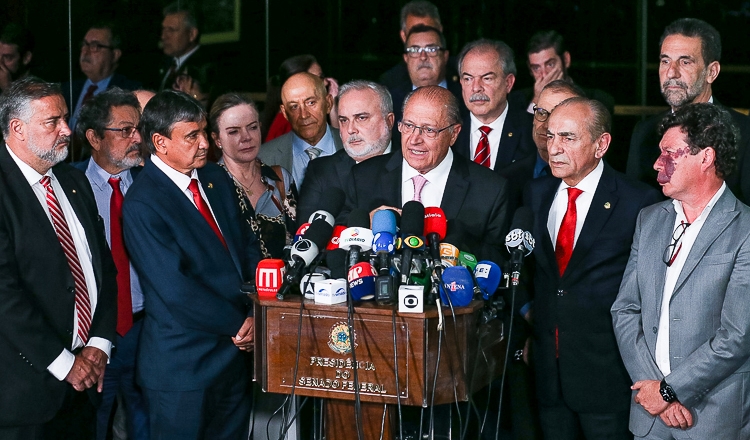 Alckmin fala à imprensa ao lado de Marcelo Castro e lideranças do PT (foto: Lula Marques)