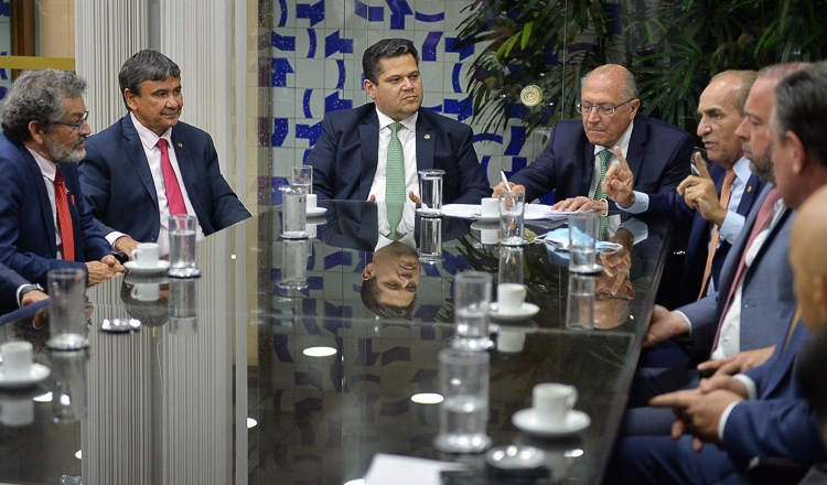 Geraldo Alckmin entrega a proposta da PEC da Bolsa Família ao relator do Orçamento, senador Marcelo Castro. Foto: Alessandro Dantas