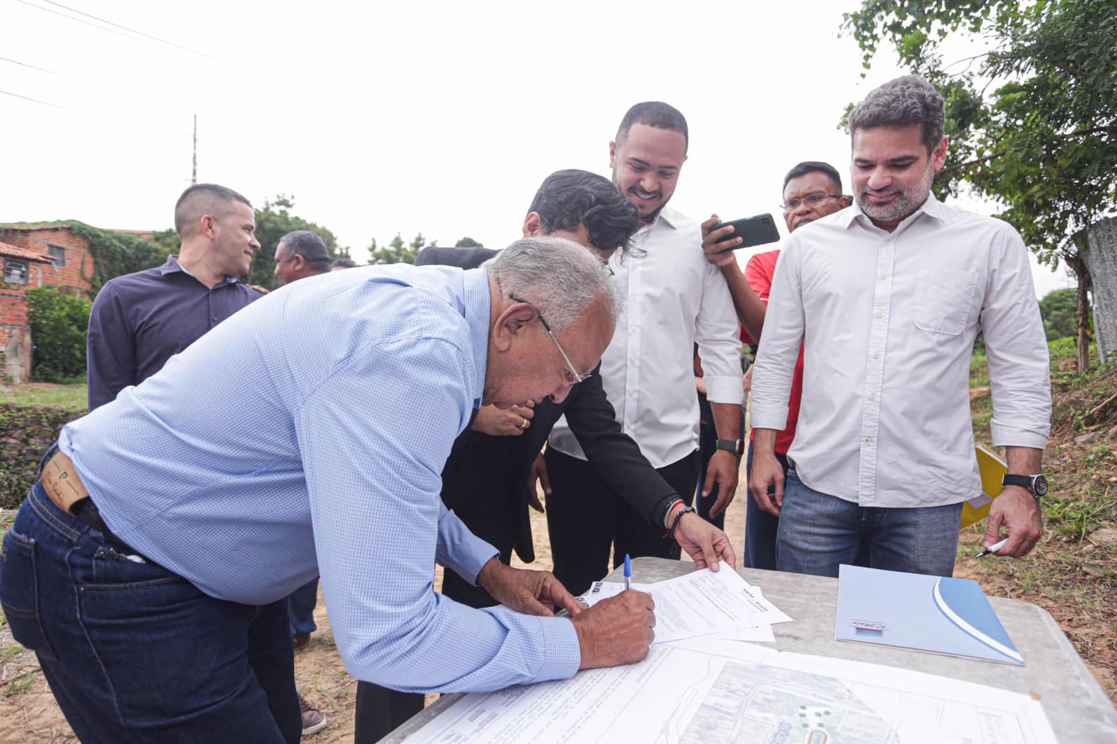 O prefeito Dr. Pessoa assinou a ordem de serviço para a retomada da obra de infraestrutura e urbanização da Vila da Paz. Fotos: Rômulo Piauilino / SEMCOM