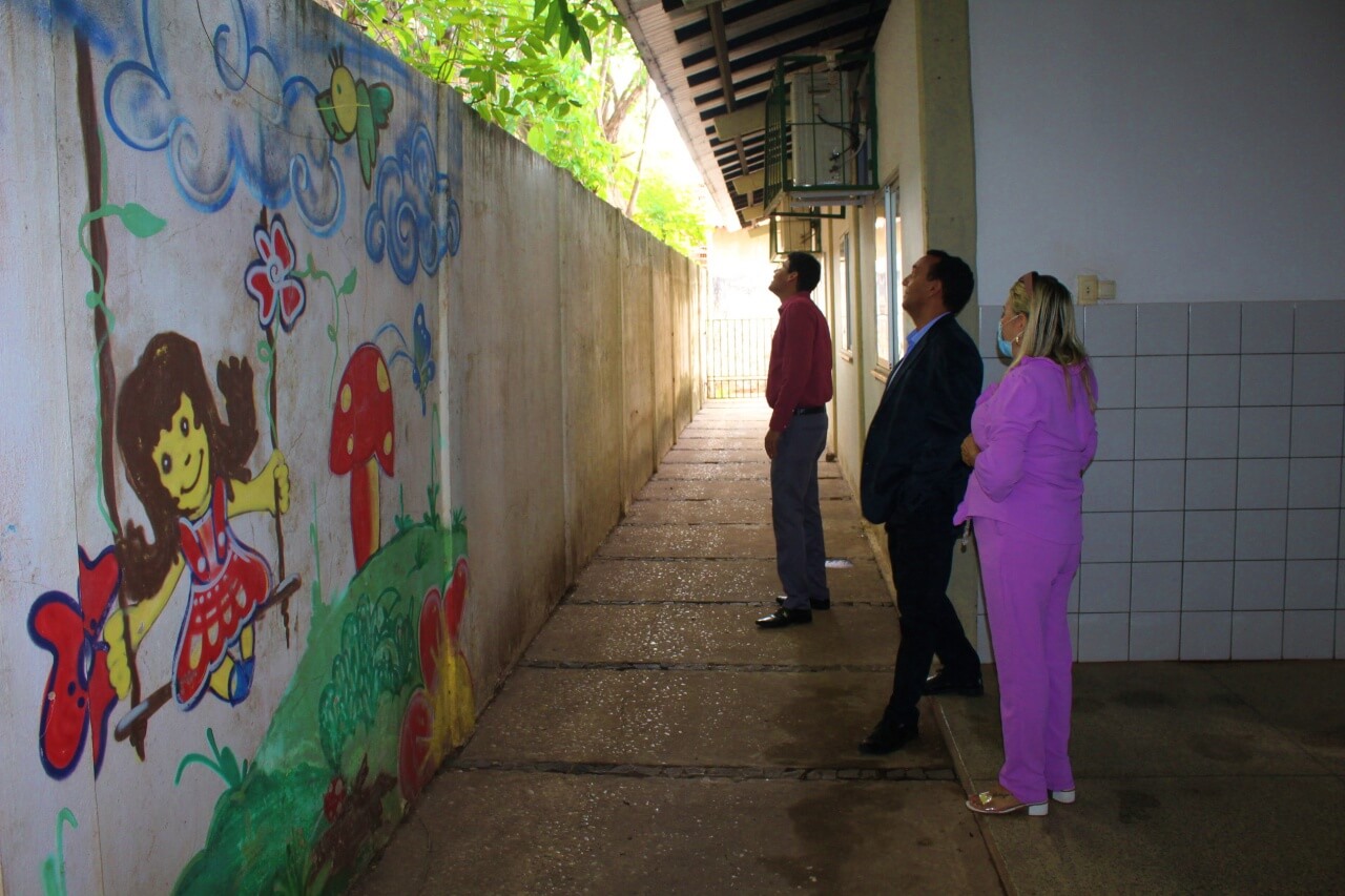 O secretário de Educação de Teresina, Nouga Cardoso, visitou escola para verificar estruturas de escolas que precisam ser reformadas
