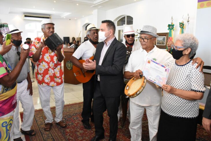 Mestre da Cultura recebem certificados da governadora do Piauí durante solenidade no Palácio de Karnak