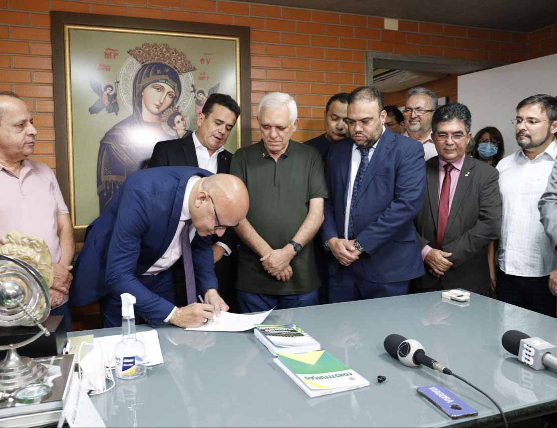 O deputado estadual do PT Piauí, Franzé Silva, assinou o documento de posse logo após a renúncia do presidente Themístocles Filho