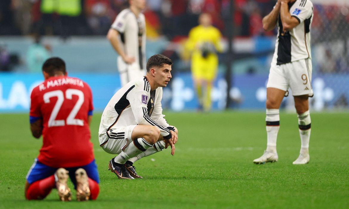 Jogadores da Alemanha ficaram desolados após a vitória que não foi suficiente para a classificação. Foto: REUTERS MATTHEW CHILDS