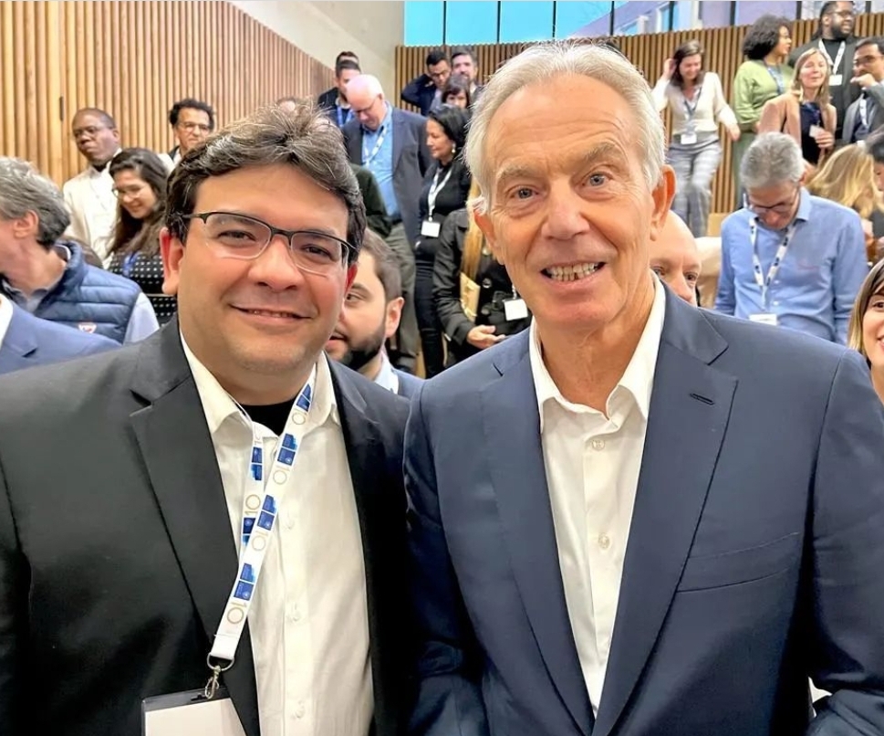 Rafael participou de evento no exterior que teve a participação de Tony Blair, ex-primeiro-ministro do Reino Unido