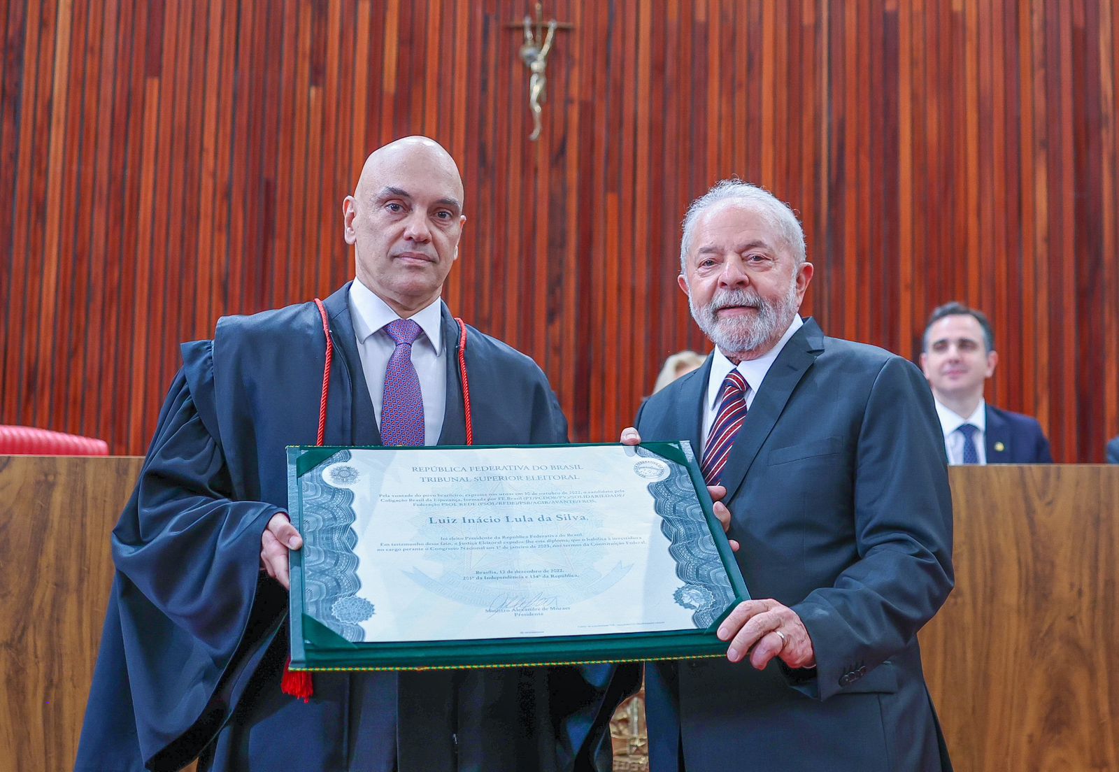 O presidente do TSE, Alexandre de Moraes, entregou o diploma de presidente da República a Luiz Inácio Lula da Silva. 