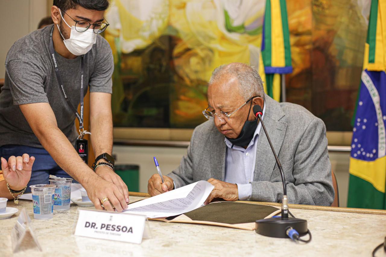O prefeito Dr. Pessoa realizou evento na Prefeitura de Teresina para sancionar nova lei considerada de amplo interesse social. Foto: Ascom/PMT