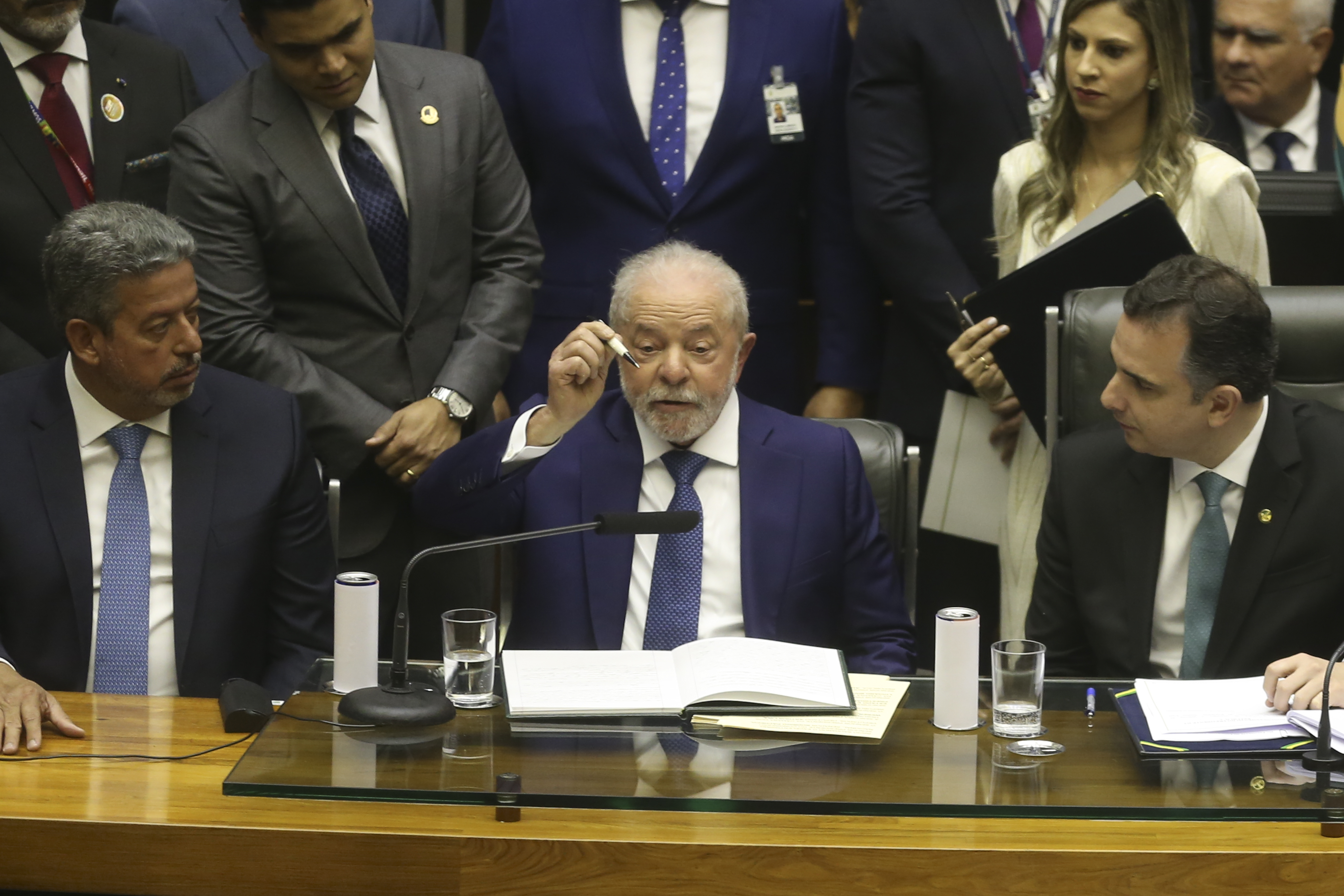 Como prometido durante a campanha, o novo presidente do Brasil, Luiz Inácio Lula da Silva, revogou várias medidas do antigo presidente que saiu do país antes de terminar o mandato