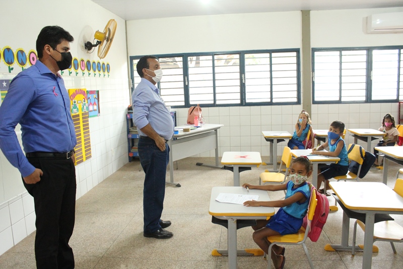 O secretário Nouga Cardoso disse que as matrículas serão anunciadas e realizadas nas próprias escolas, sempre priorizando quem mora na região
