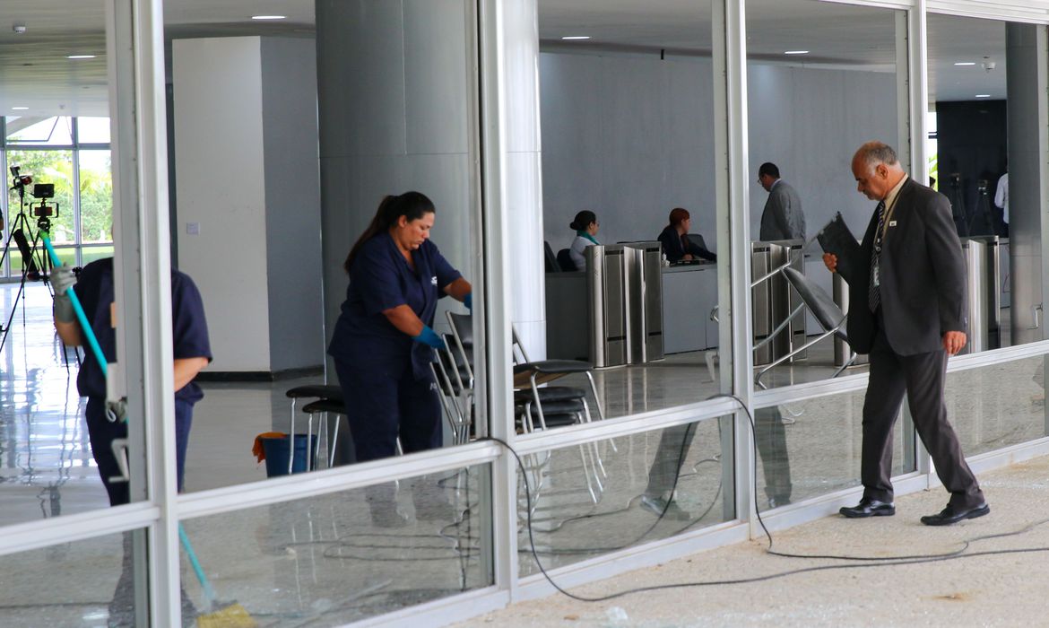 Palácio do Planalto passa por obras de recuperação em tempo real, com troca de vidraças quebradas e arrumação de móveis.Foto: Fábio Rodrigues-Pozzebom/Agência Brasil