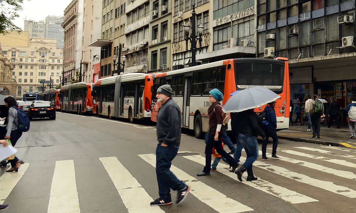 Os idosos com idade entre 60 e 65 anos passam a andar de graça em metrô e ônibus no Estado de São Paulo. Foto: Rovena Rosa/Agência Brasil