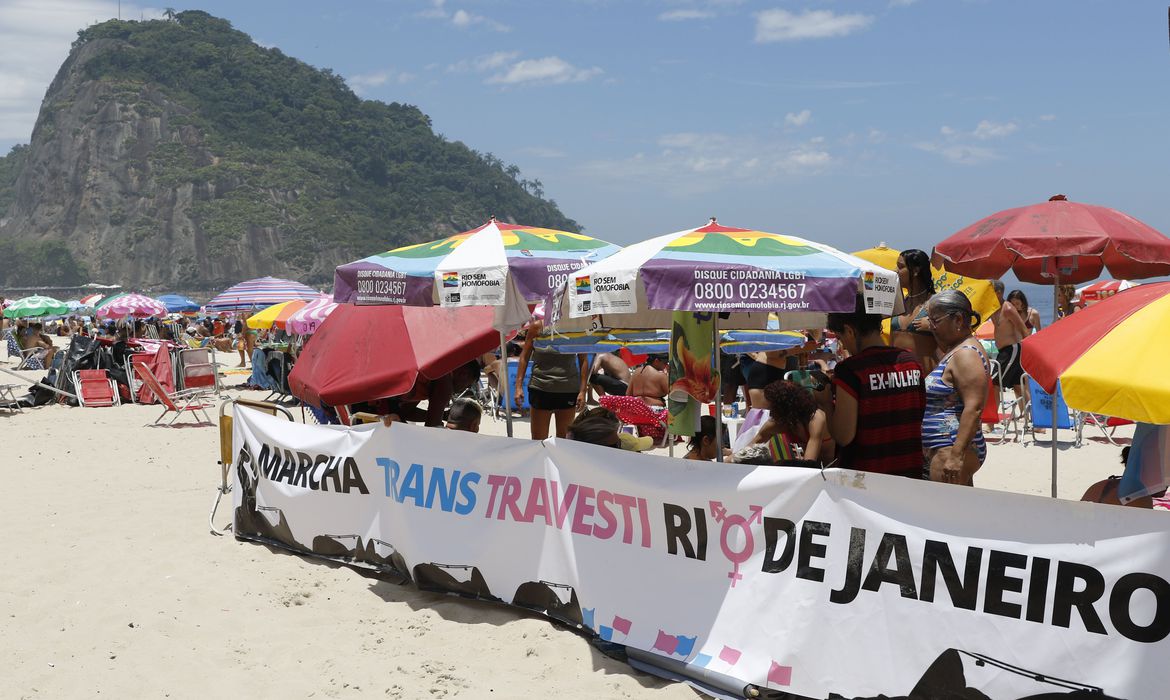 O movimento foi realizado em praia para mostrar a importância do respeito ao segmento trans e LGBTQIA+