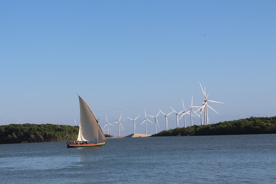 O vento trazendo o progresso com a geração de energia eólica na região da Pedra do Sal, no município de Parnaíba, e mobilizando a embarcação. (Foto: Djalma Batista)