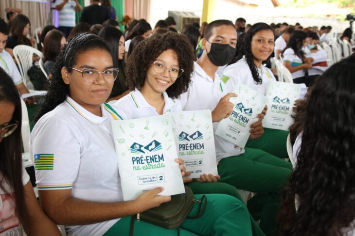 Os alunos da rede de ensino do Piauí, além da qualidade das aulas ministradas em sala de aula, têm reforço, passe livre e preparação durante todo o ano