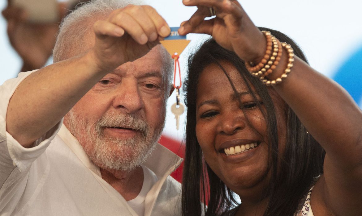 Lula entrega chaves de moradia durante o Minha Casa, Minha Vida, reativando o programa que vai além de casas para gerar empregos e riquezas 