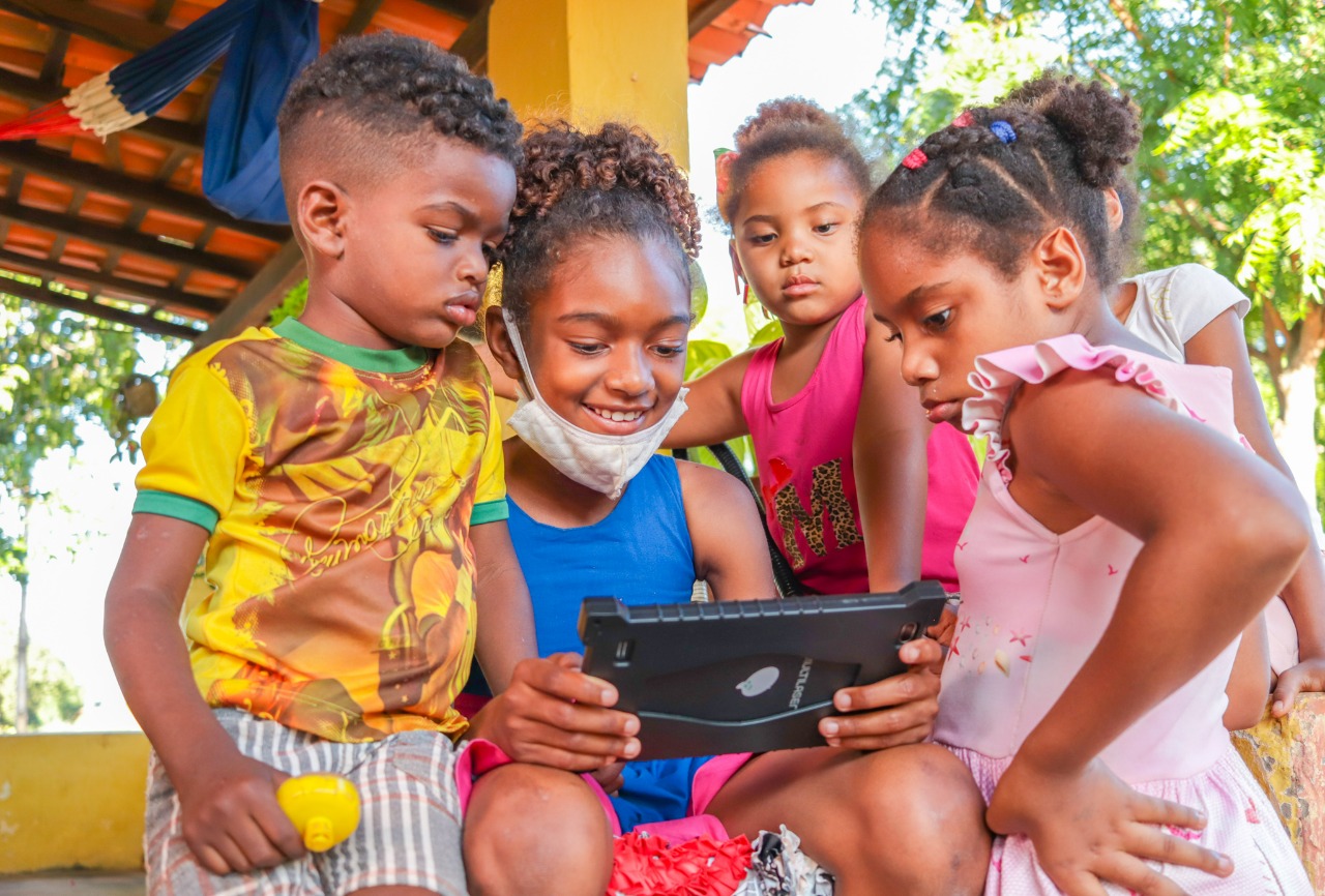 No Mimbó, as crianças estudam por meio de jogos educativos utilizando internet de alta velociddade