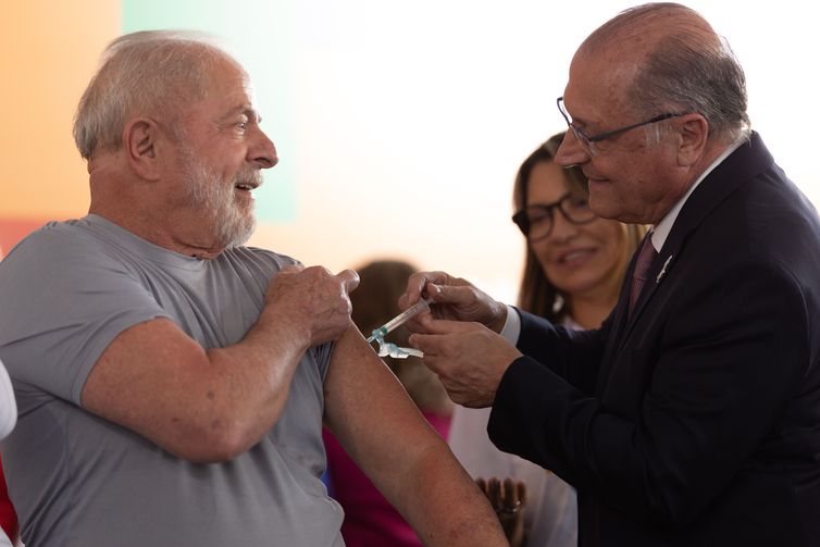O vice-presidente Geraldo Alckmin, que é médico, aplicou a quinta dose da vacina contra a Covid no presidente Lula que fez este gesto para evitar que as pessoas deixem de se vacinarem. Fotos: Foto: Fá