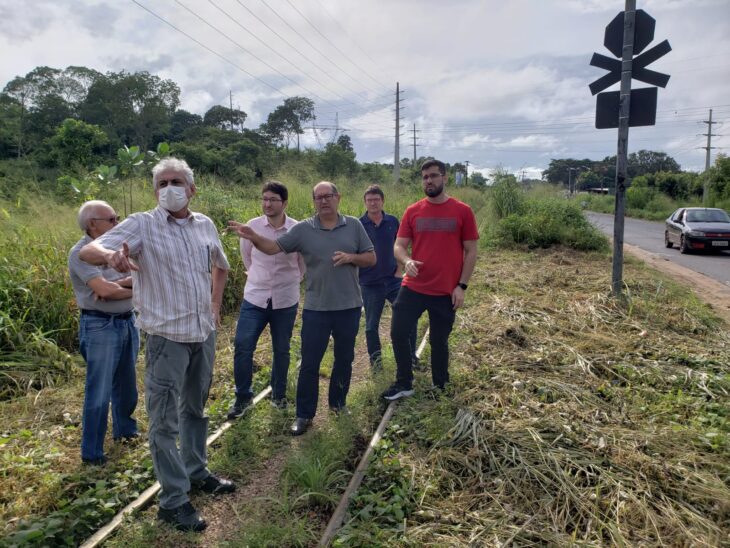 Técnicos do governo do Piauí estiveram na linha férrea fazendo a análise da área que passará por ampliação no Grande Dirceu, em Teresina