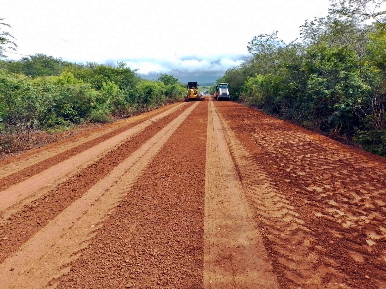 A PI-140 está ganhando nova pavimentação, o que melhora o tráfego de veículos entre as cidades de Floriano e São Raimundo Nonato