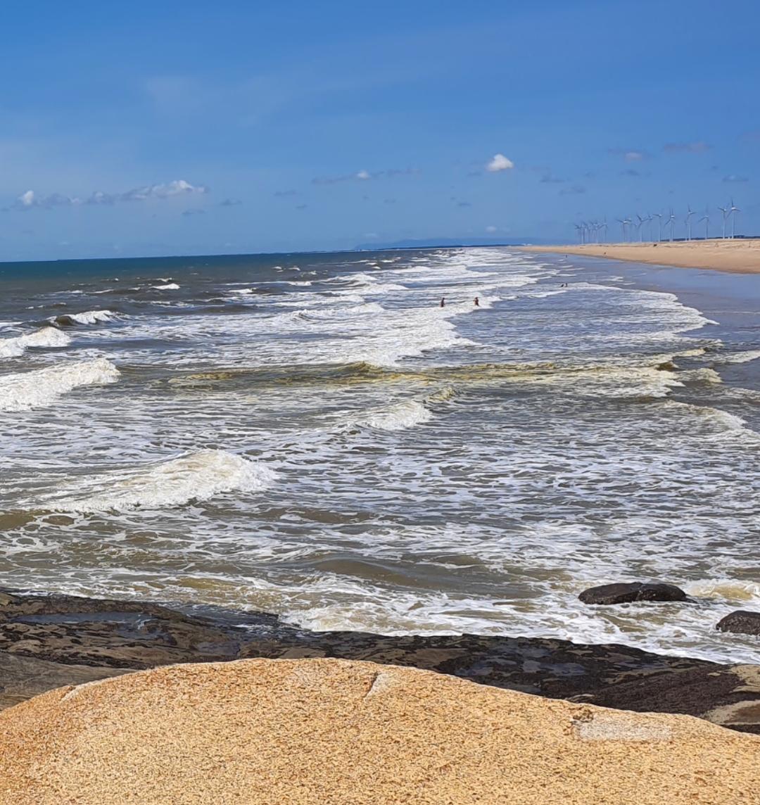 A Pedra do Sal é uma das mais belas do Piauí, sendo também um local importante para a prática de surf, atraindo muitos jovens