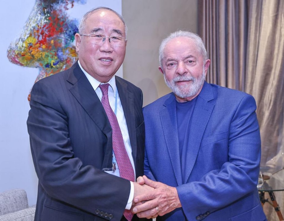 Lula com o representante da China logo após a posse, quando começaram as conversas sobre visita de Lula ao país para tratar sobre relações bilaterais