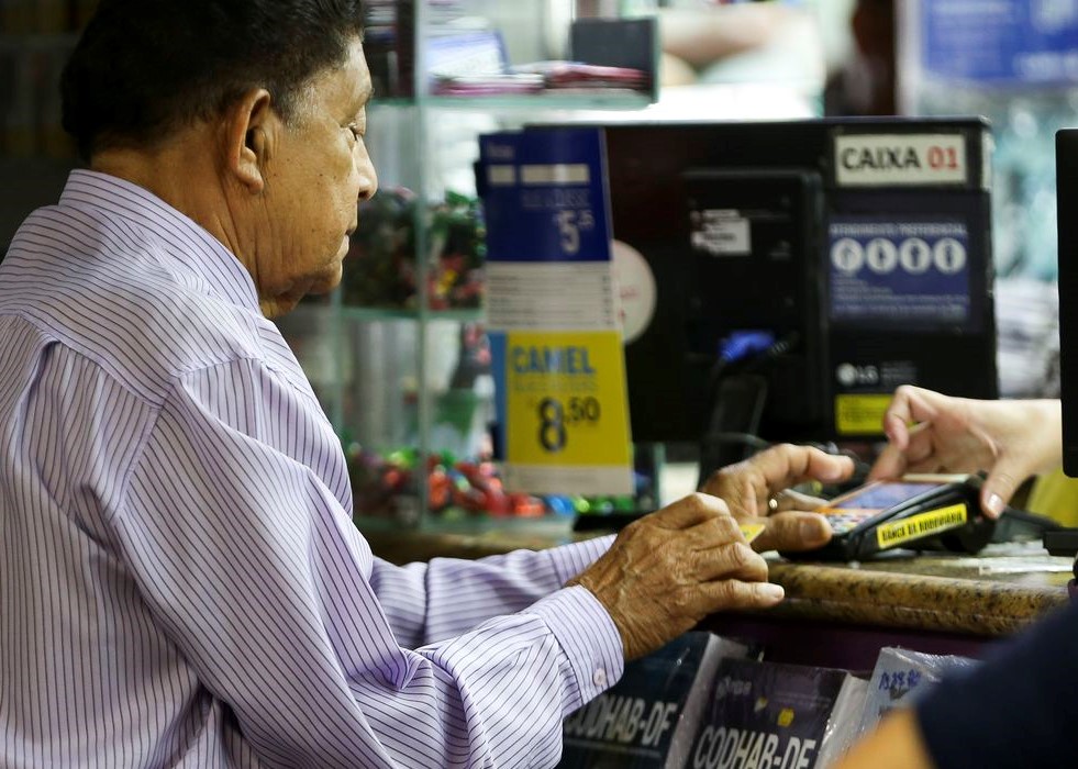 Aposentados e pensionistas do INSS vão pagar juros de até 1,97% ao mês nos empréstimos com desconto direto na folha. Foto: Marcelo Camargo/Agência Brasil