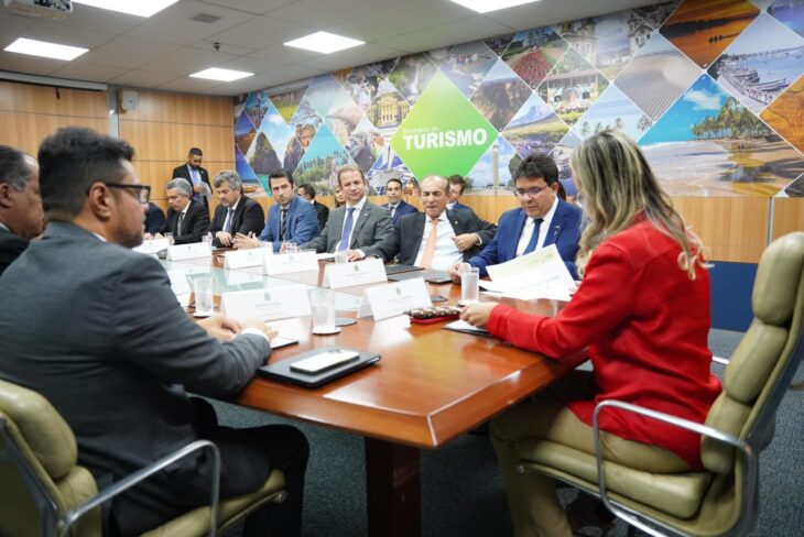 O governador do Piauí, sua equipe e parlamentares da bancada do Piauí na reunião com a ministra do Turismo, Daniela Carneiro