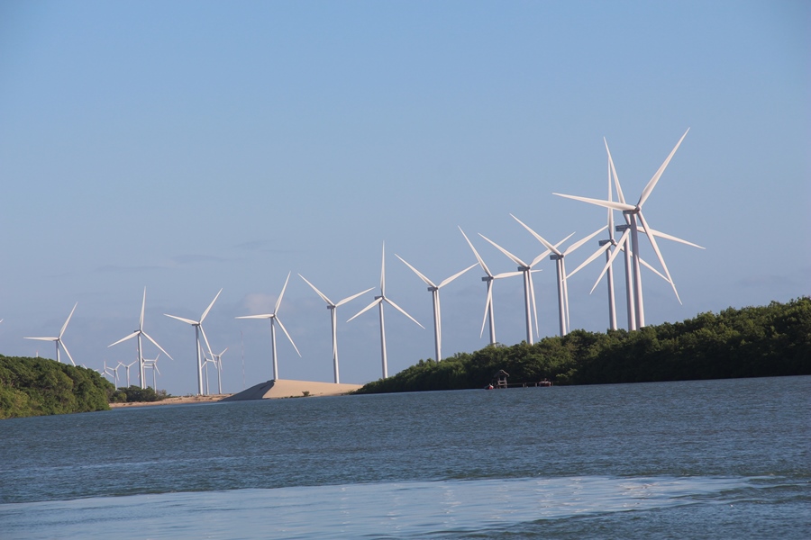 A geração de energia eólica no Piauí está entre as maiores do Brasil com a instalação de vários parques nas regiões Norte e Sul do Estado, proporcionando o desenvolvimento e a geração de trabalho e re