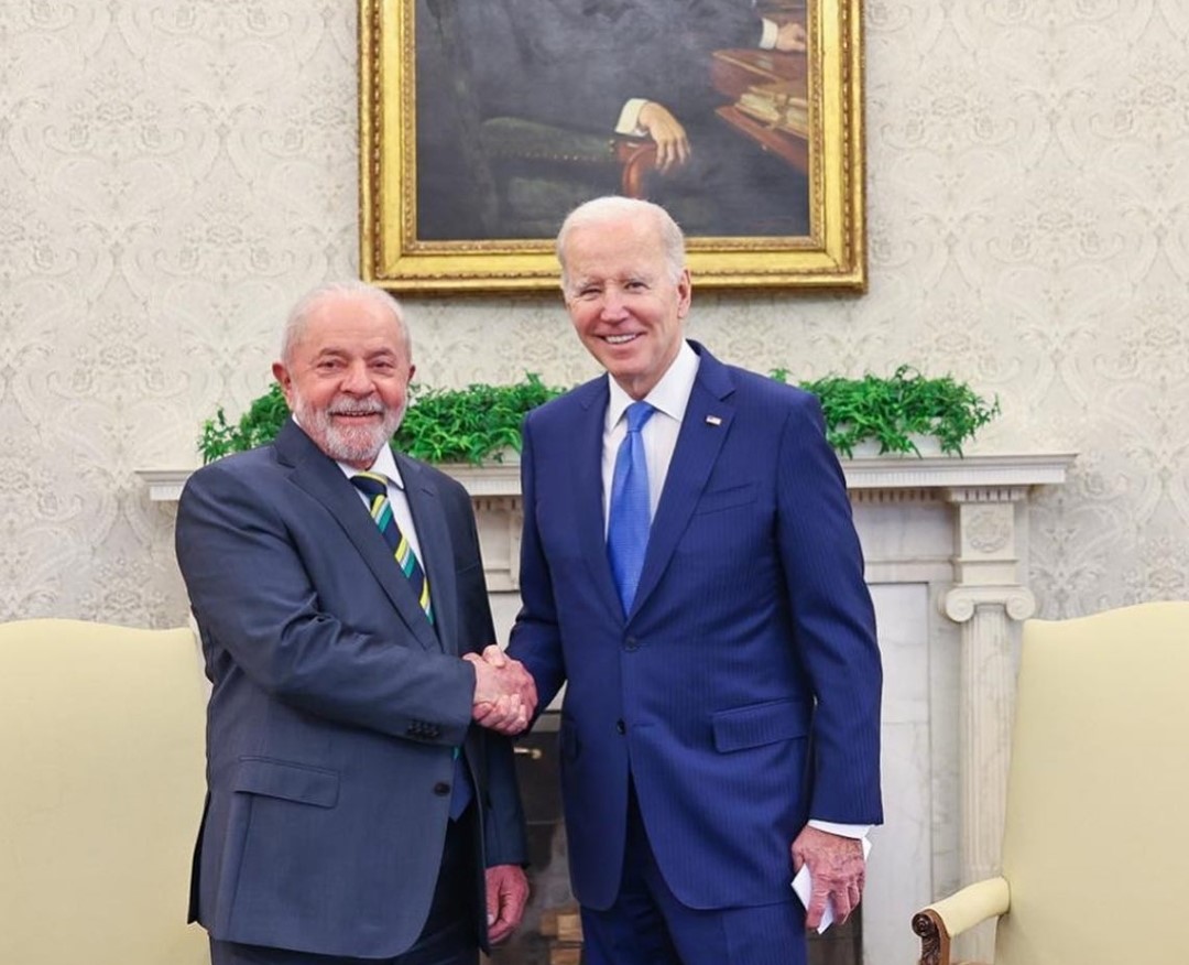 O presidente Lula com o presidente dos Estados Unidos, Joe Biden, durante um encontro que restabeleceu as relações entre os dois países