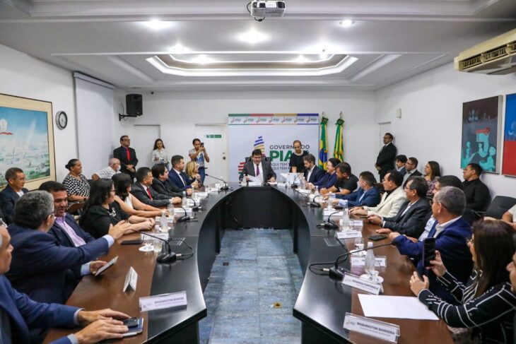 O governador Rafael Fonteles recebeu prefeitos dos municípios da região Norte do Piauí para tratar sobre políticas públicas que serão implementadas em benefício da população