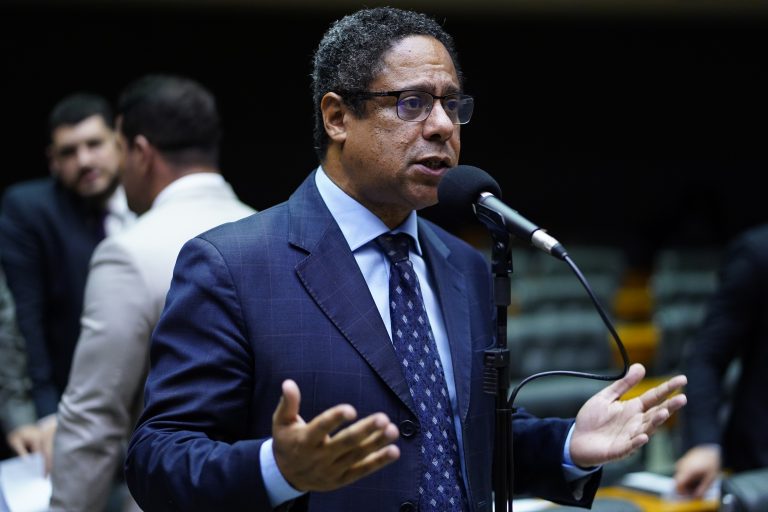 O relator da proposta, deputado Orlando Silva. Foto: Pablo Valadares/Câmara dos Deputados 