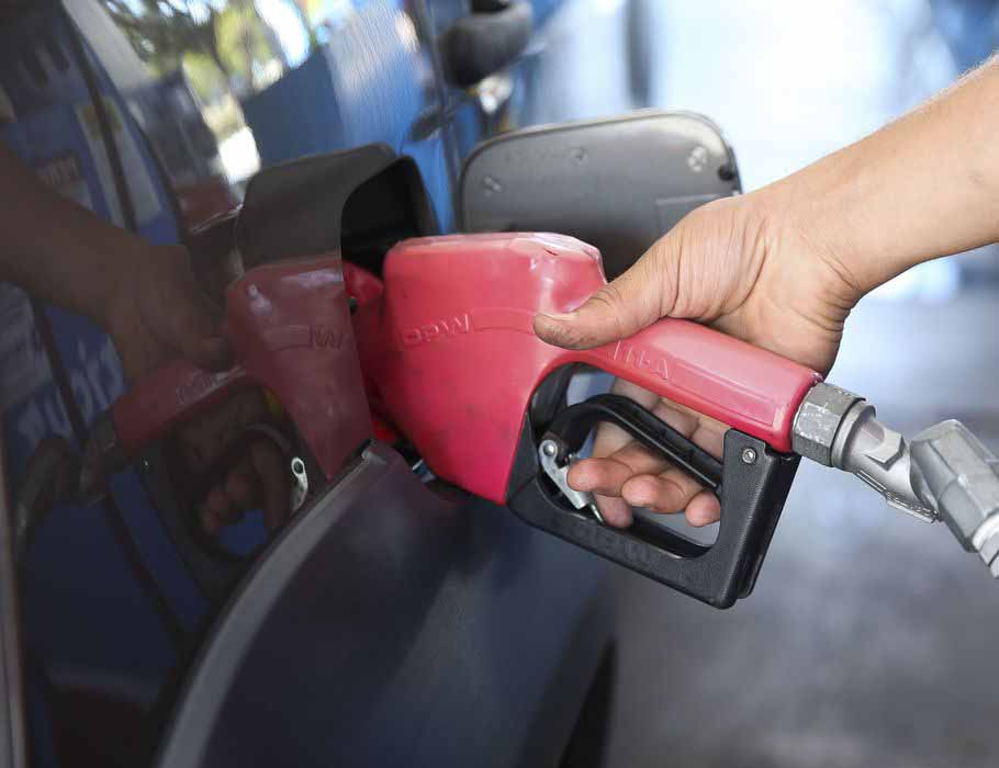 Os combustíveis devem ficar mais baratos nas bombas para os consumidores de todo o país, o que dará um certo alívio no momento de encher o tanque