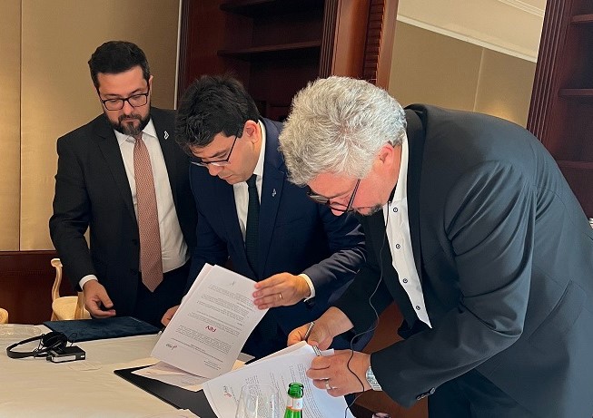 O governador Rafael Fonteles firmando parceria com investidores da Europa na área do hidrogênio verde, o combustível que vai revolucionar o Piauí