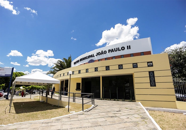 O Teatro João Paulo II, fica localizado na Av. Joaquim Nelson, bairro Redonda, zona sudeste de Teresina.