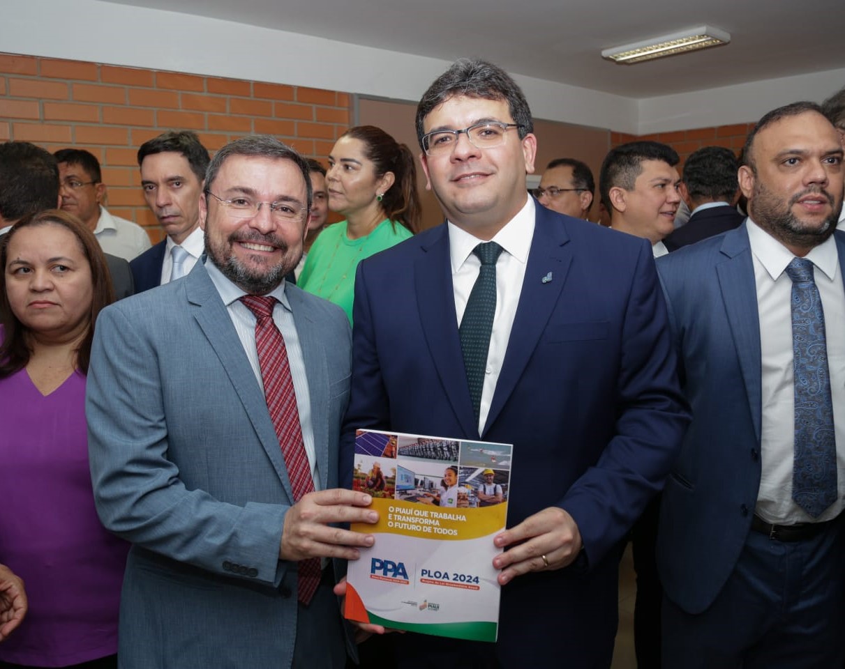 O governador Rafael Fonteles e o líder do governo, deputado Fábio Novo, durante a entrega da LOA e do PPA à Mesa Diretora do Poder Legislativo na manhã desta quarta-feira.