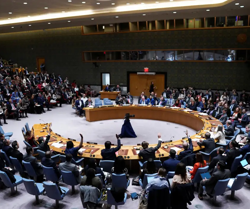 Integrantes do Conselho de Segurança da ONU votam durante reunião sobre o conflito entre Israel e Hamas. REUTERS/David 'Dee' Delgado© DAVID DEE DELGADO